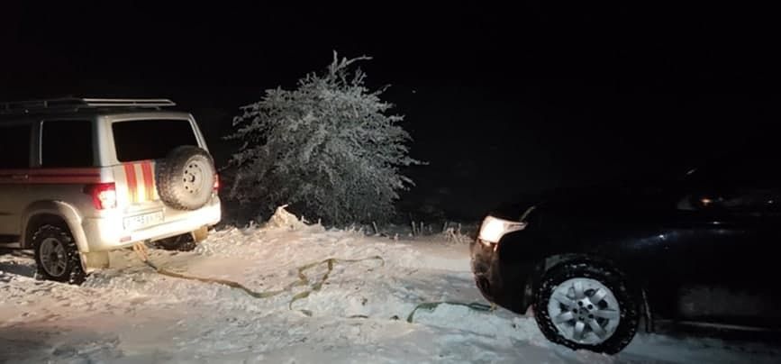 На Долгоруковской яйле в снегу застрял Mitsubishi Outlander с пассажирами