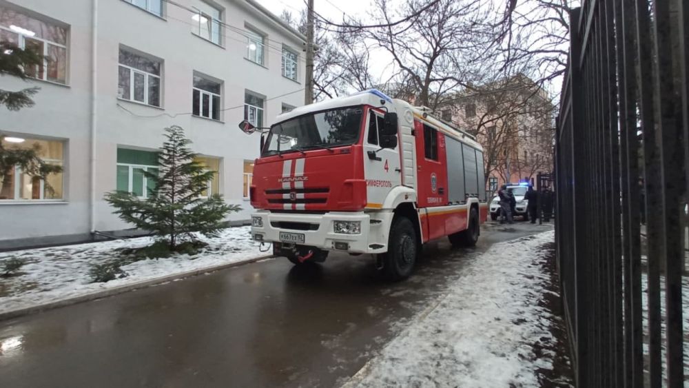 Поступило сообщение о минировании двух школ Симферополя: детей эвакуировали