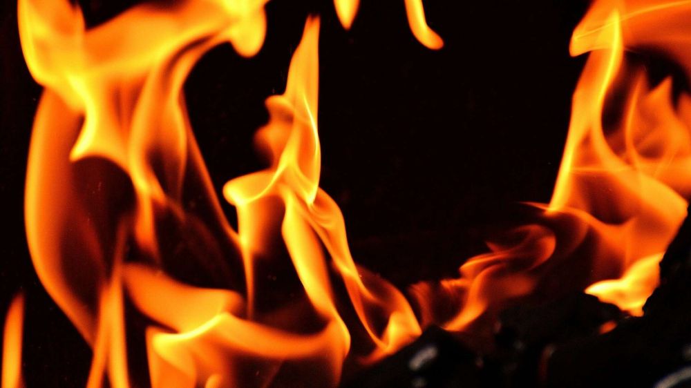 Двое спасателей погибли на пожаре в многоквартирном доме под Иркутском