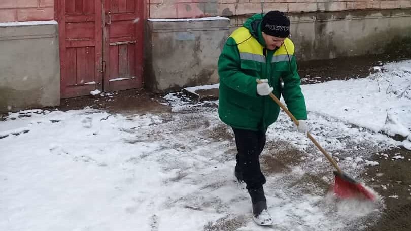 Коммунальные службы Керчи борются с последствиями снегопада