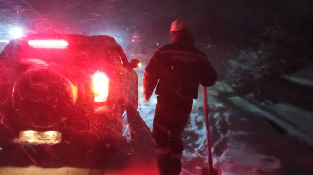 В Крыму 30 авто спасли из снежного плена на дороге Судак-Новый Свет
