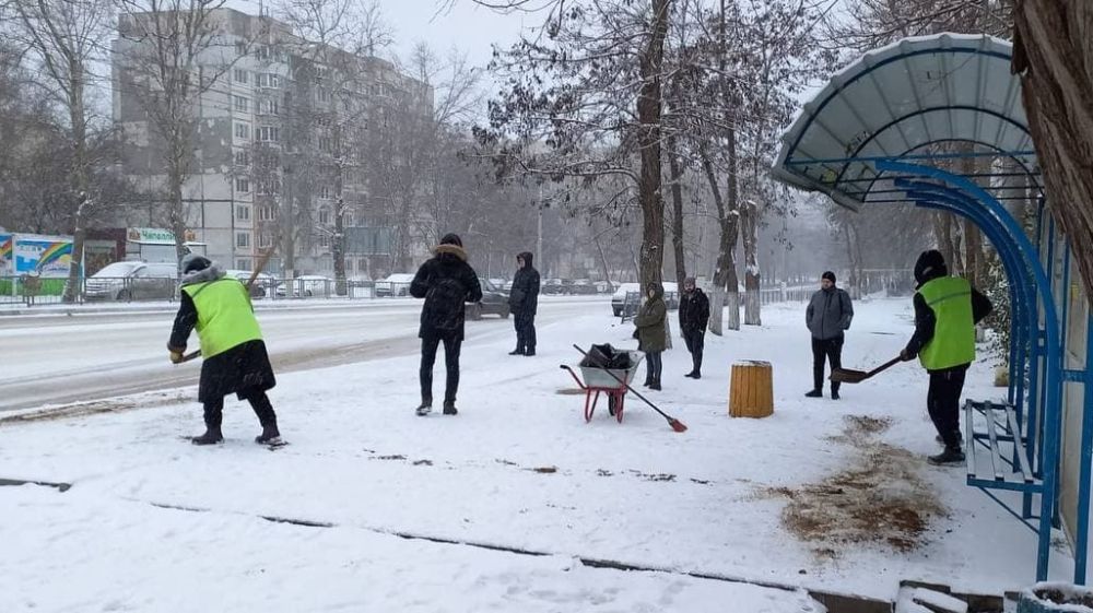 В Керчи коммунальные службы с ночи приступили к расчистке улиц от снега