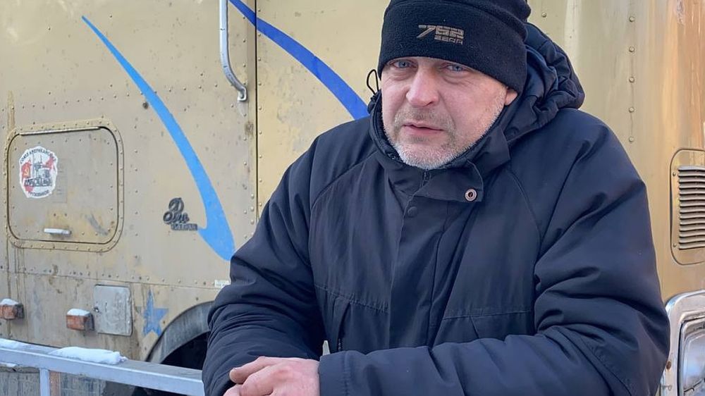«Слезы наворачиваются»: дальнобойщик из Курска месяц жил в сломанной фуре, пока крымчане не собрали 300 тысяч на ремонт