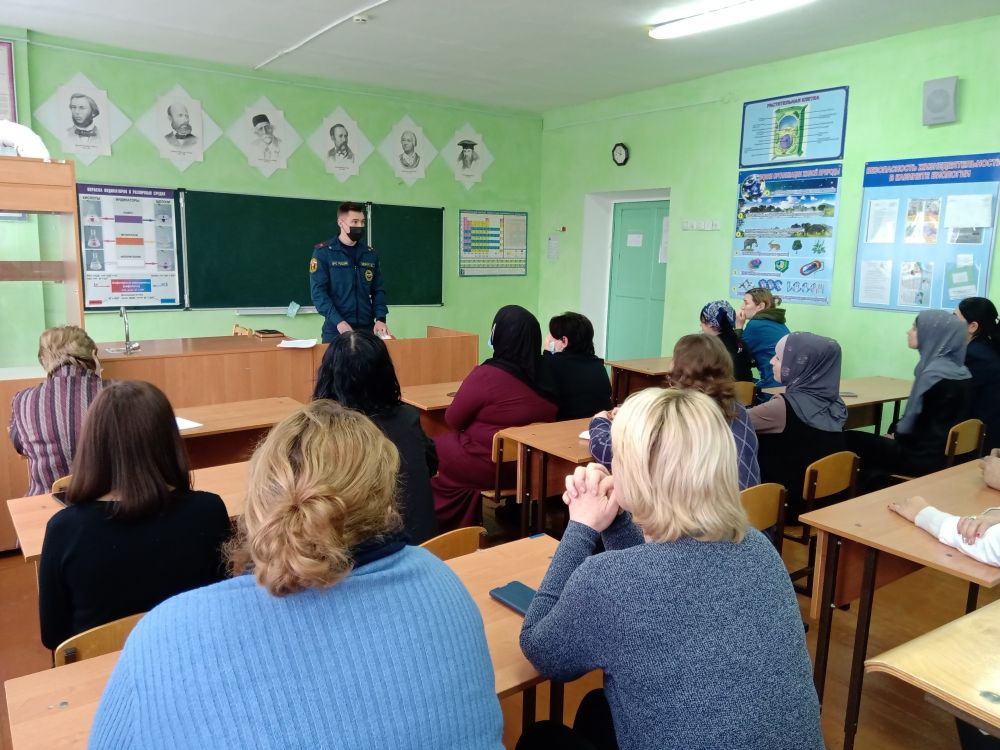 Сотрудники МЧС России проводят инструктажи в образовательных учреждениях