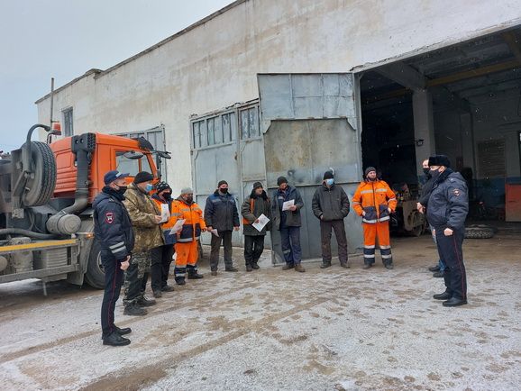 Сотрудники Госавтоинспекции провели профилактическую беседу с работниками дорожной организации в Красногвардейском районе