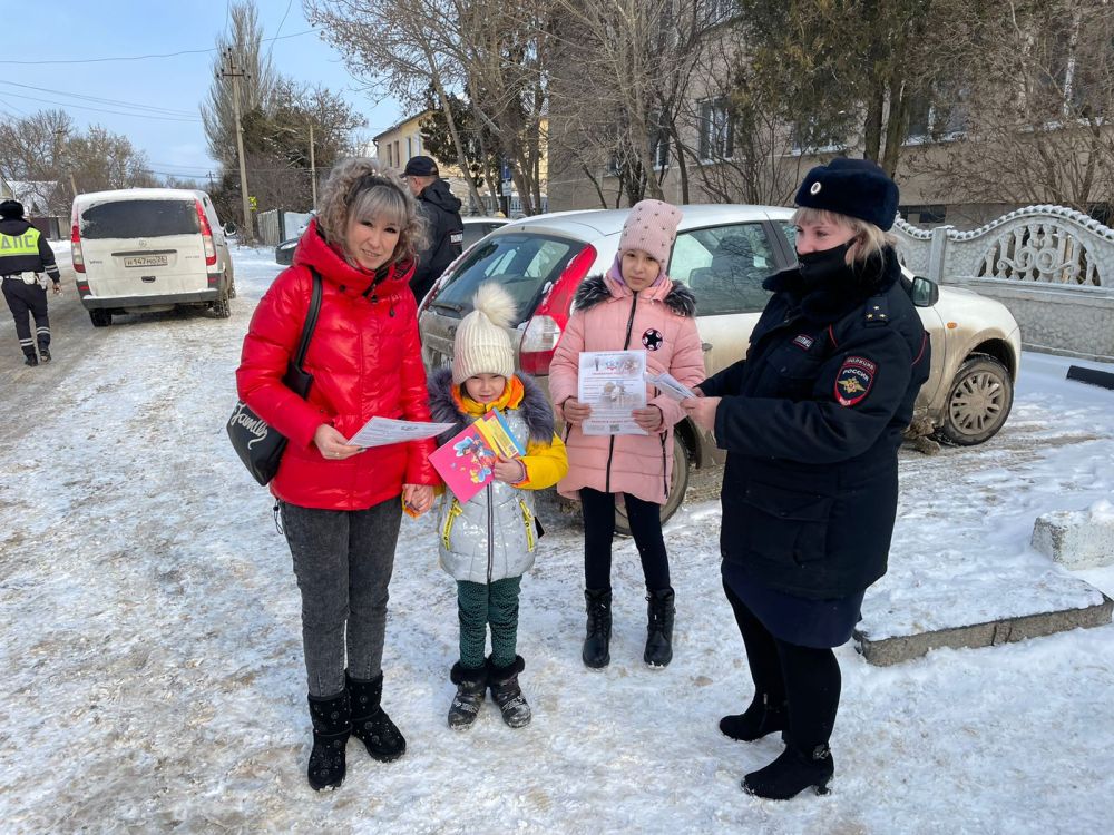 В Крыму сотрудники Госавтоинспекции провели акцию «Автокресло-детям!», направленную на популяризацию использования детских удерживающих устройств и защиту прав детей-пассажиров