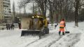 Уборка снега в Симферополе продолжается