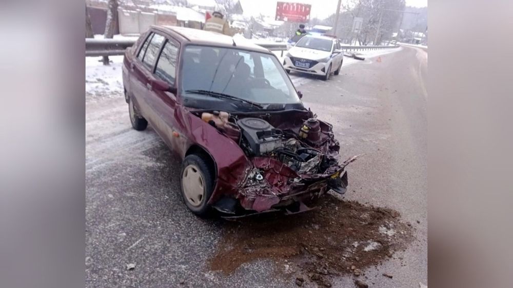 В ДТП под Симферополем пострадала девушка-водитель, врезавшаяся в грузовик