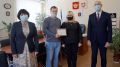 Руководители Советского района вручили Свидетельство о предоставлении социальной выплаты на строительство жилья Дмитрию Мальченко
