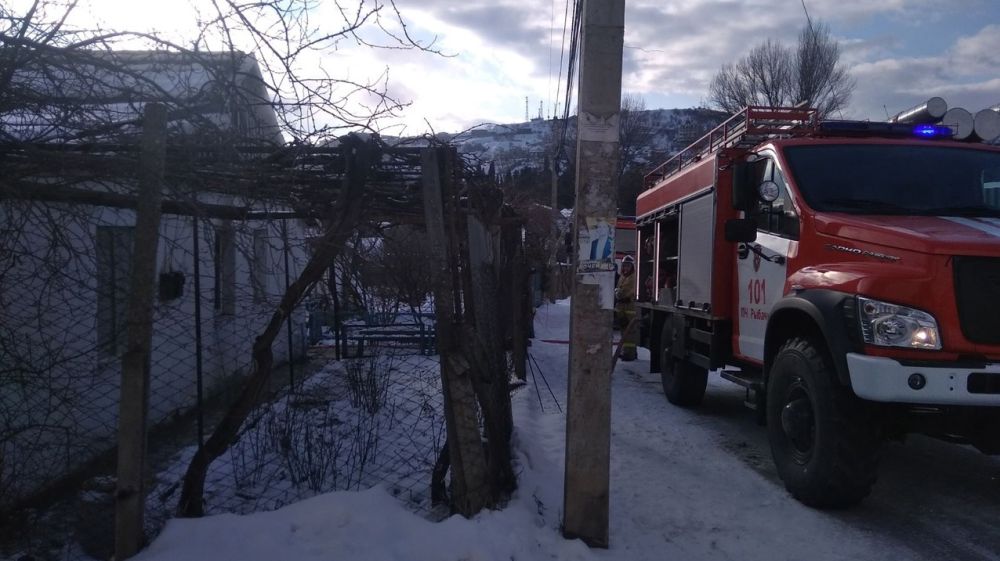 Крымские огнеборцы ликвидировали пожар и не допустили взрыва газового баллона