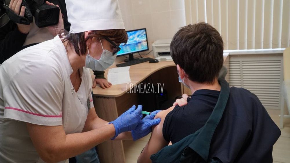 В Симферополе вакциной «Спутник-М» начали прививать подростков