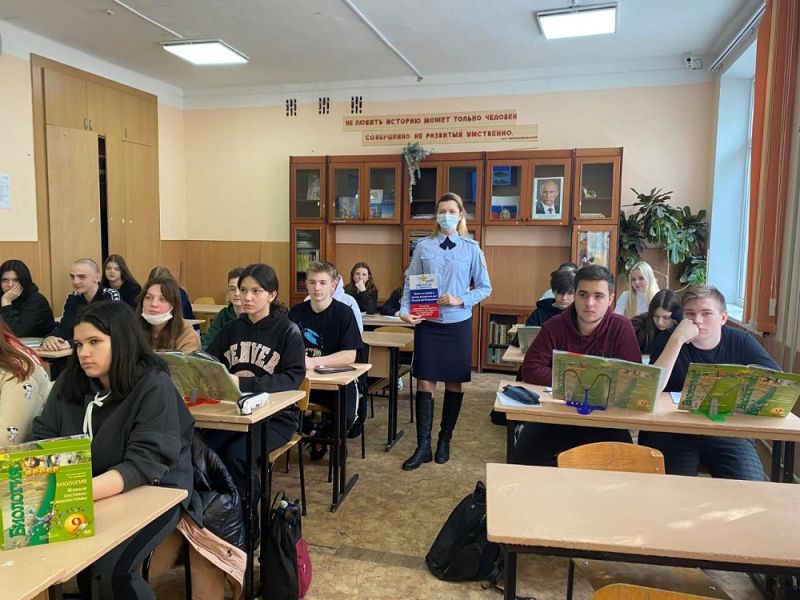 В Симферополе полицейские встретились с учащимися выпускных классов в рамках профориентационной работы