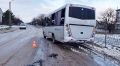 Женщина пострадала после столкновения грузовика с пассажирским автобусом в Белогорске
