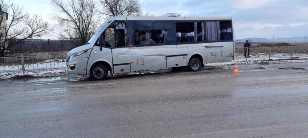 В Белогорске дорожная спецмашина столкнулась с пассажирским автобусом. ФОТО