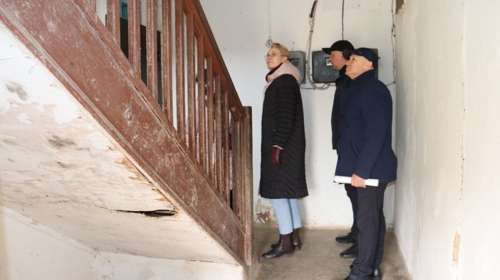 Владимир Сабивчак и Елена Палкина обсудили вопросы переселения граждан из аварийного жилфонда, осмотрели аврийные дома