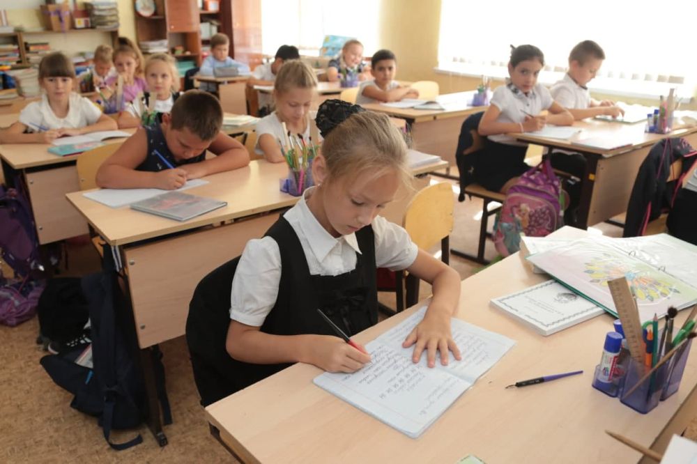 Она учится в средней школе. Школы Крыма с интернетом. 38 Школа переведут на дистанционку. Школа дети ЛДНР. Прием в первый класс.