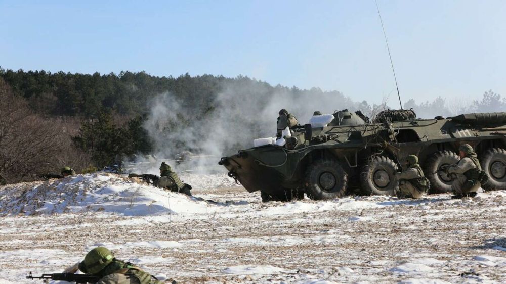 В Крыму морпехи ЧФ с артиллерией и танками отбили "атаку" на побережье