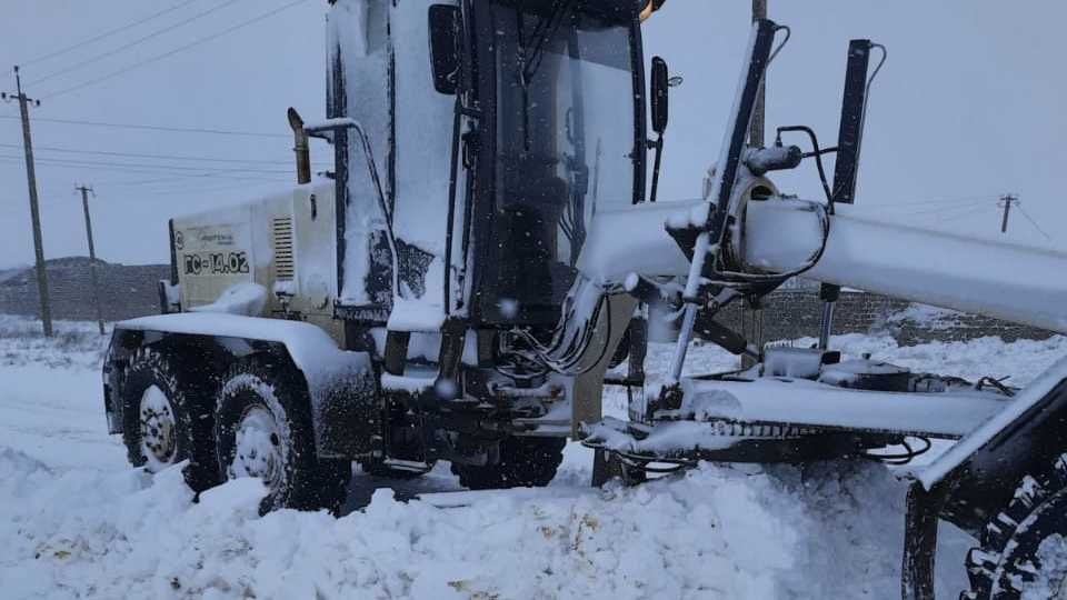Техника работает на муниципальных и межмуниципальных дорогах района, дороги расчищаются от снега, опасные участки подсыпаются песко- соляной смесью-Владимир Сабивчак