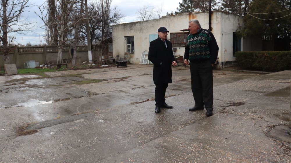 Владимир Сабивчак осмотрел территорию, которую предполагается использовать для размещения Сакского филиала ГУП РК "Крымтроллейбус"