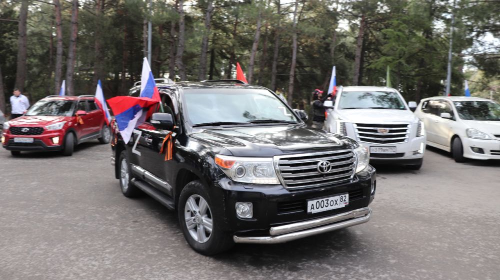 Ялтинцы присоединились к единому Республиканскому автопробегу в поддержку Президента и сил спецоперации на территории Украины