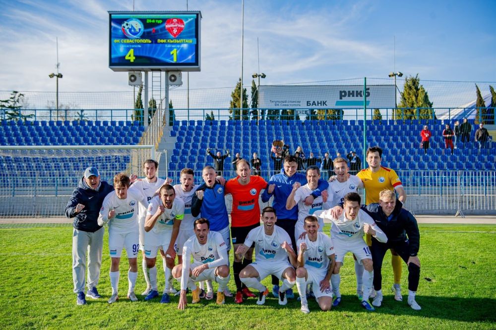 Лидеры крымского футбола разгромили своих соперников