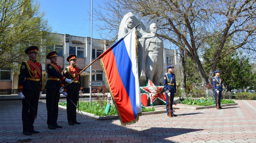 Школы черноморского крым. Сквер памяти героев. Панно в сквере памяти героев. Черноморский район Крым. Герои ВОВ Крыма.