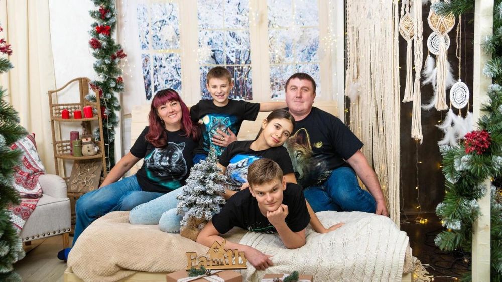 Семейная история семейные истории. История семейных фотографий. Фотография семьи. Новогодняя фотосессия с родителями. Семейный портрет.