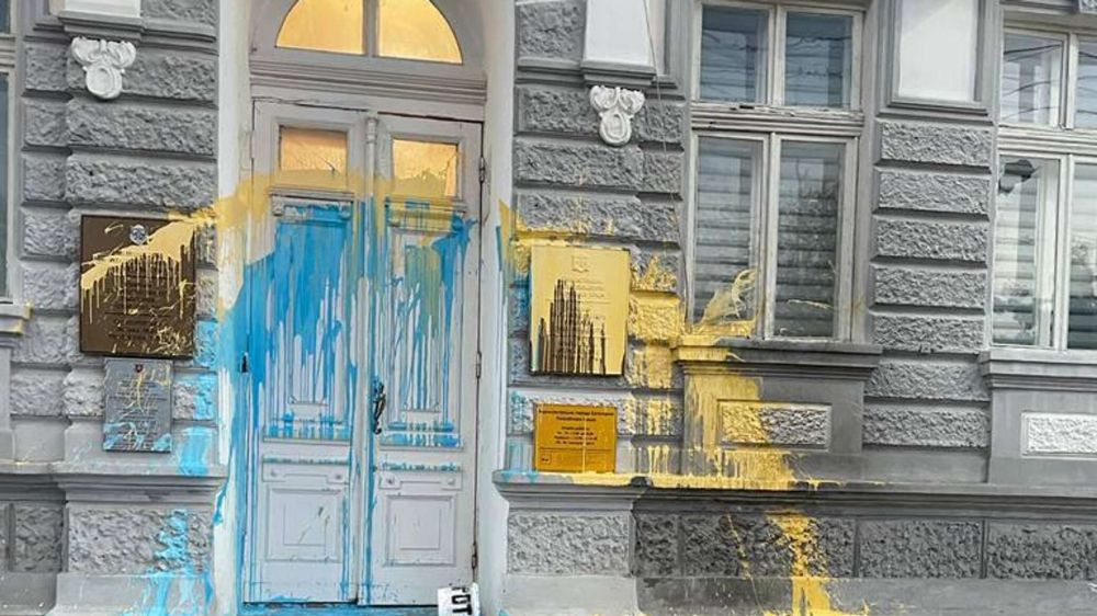 Вандал облил желтой и голубой красками здание администрации Евпатории