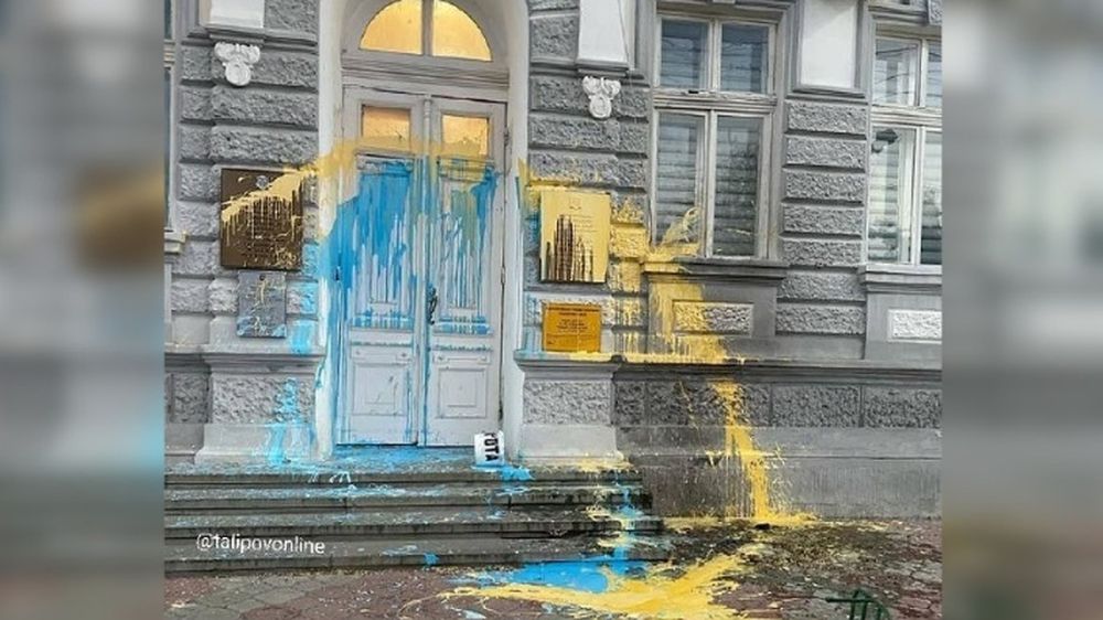 В Евпатории нашли вандала, который облил здание администрации краской в цветах украинского флага