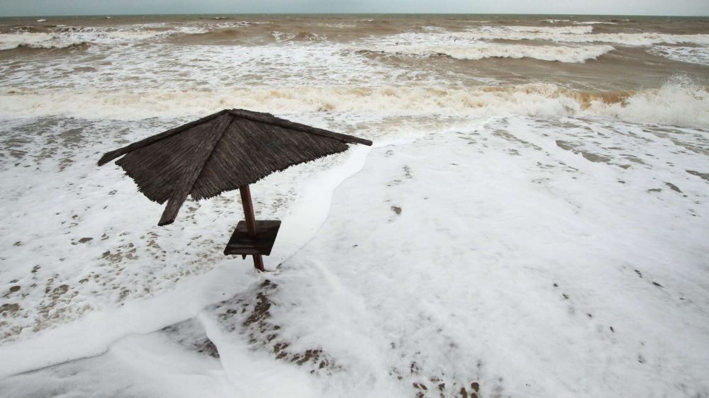 К дождям и грозам прибавится ветер: в Крыму продлили штормовое