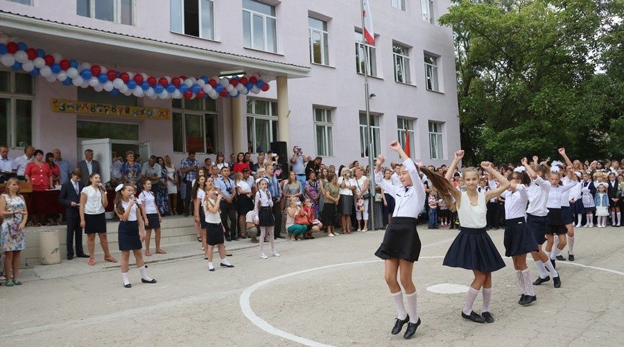 3 школа в крыму в черноморском. 3 школа в крыму. Лучшие школы крыма. Черноморская школа 1 кудри. Школа 3 феодосия.