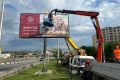 В Симферополе начали сносить рекламные баннеры