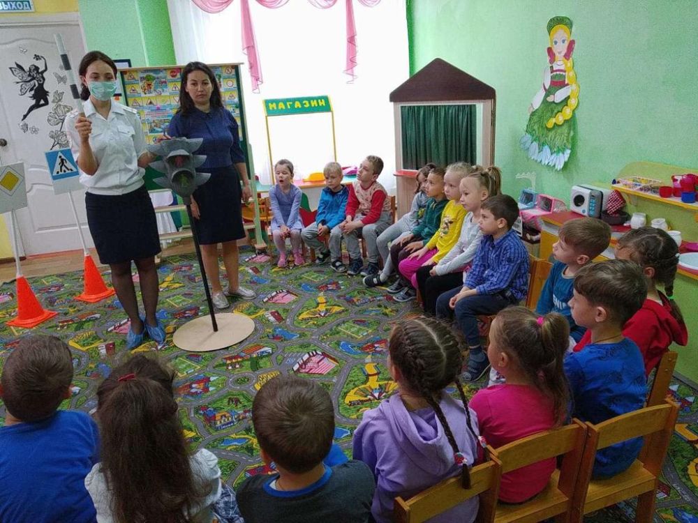 В г. Симферополе сотрудники Госавтоинспекции провели мастер-класс для воспитанников детского сада
