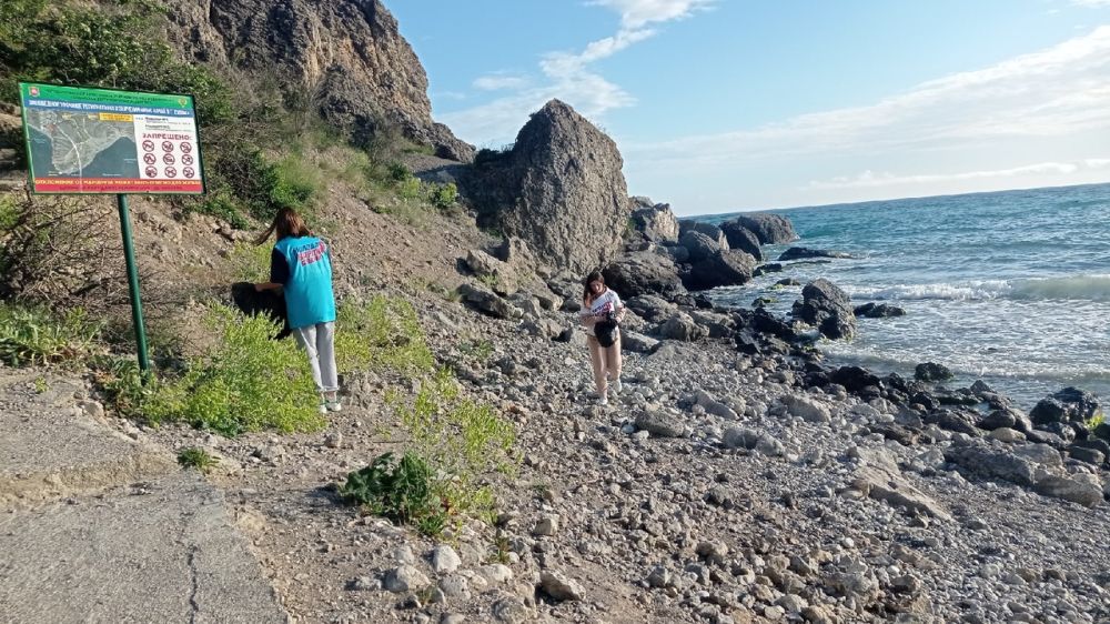 Судакские молодогвардейцы провели экосубботник на прибрежной территории в честь Дня Волги