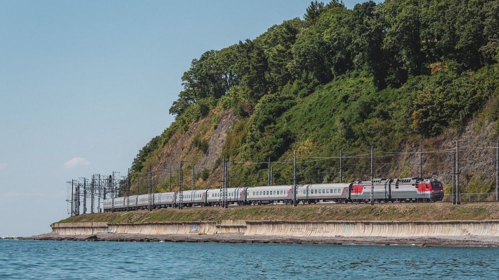 С 1 июня в Крым начнет курсировать поезд из Адлера