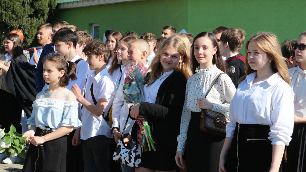 Ялтинских школьников поздравили с праздником Последнего звонка