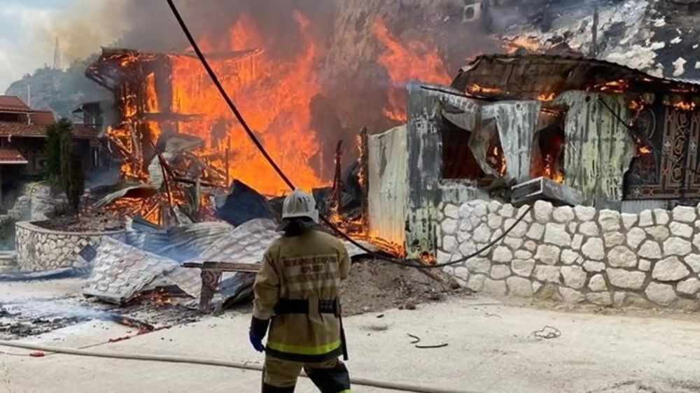Сильный пожар у Бисерного храма под Бахчисараем: сгорели деревянные дома