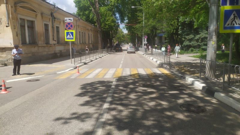 В Симферополе сотрудники ГИБДД проводят проверку по факту дорожно-транспортного происшествия, в котором пострадали два пешехода, один из которых несовершеннолетний