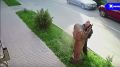 Мужчина с бензопилой напал на деревянную статую в Симферополе
