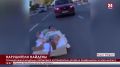 Полиция нашла водителя автомобиля, возившего друзей на привязанном к кузову матрасе в центре Симферополя