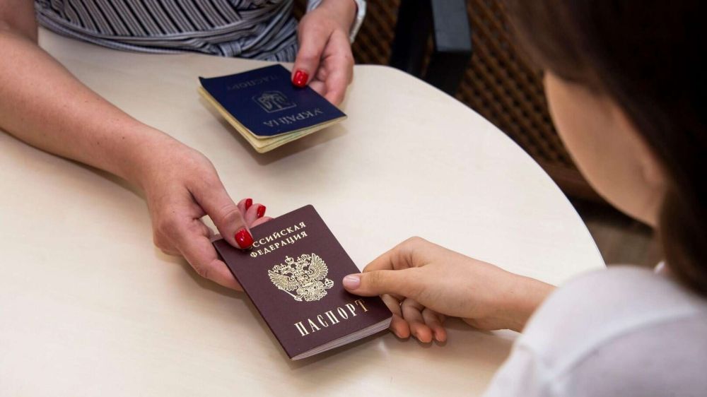 В Запорожской области выдали первые паспорта граждан РФ