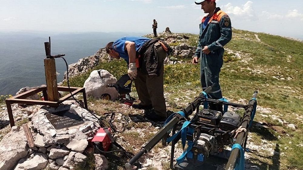 Применяли альпинистское снаряжение: спасатели восстановили Поклонный крест на вершине Эклизи-Бурун, который вандалы сбросили в ущелье