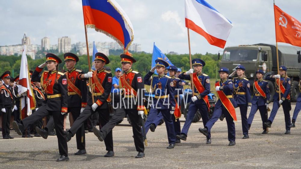 В Симферополе прошел парад кадетских классов Крыма