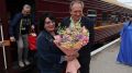 Помолодевшую Надежду Бабкину на железнодорожном вокзале Симферополя встречали огромным букетом цветов