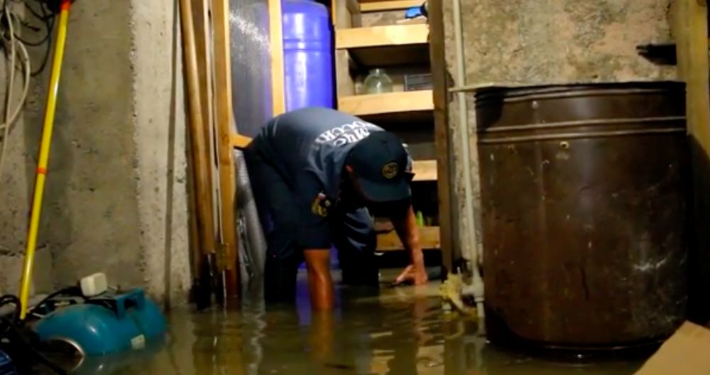 В Симферопольском районе спасатели откачивают воду из подвалов затопленных домов