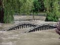 Вода, ты теперь куда: из-за сильных ливней в Крыму рушатся мосты и эвакуируют людей