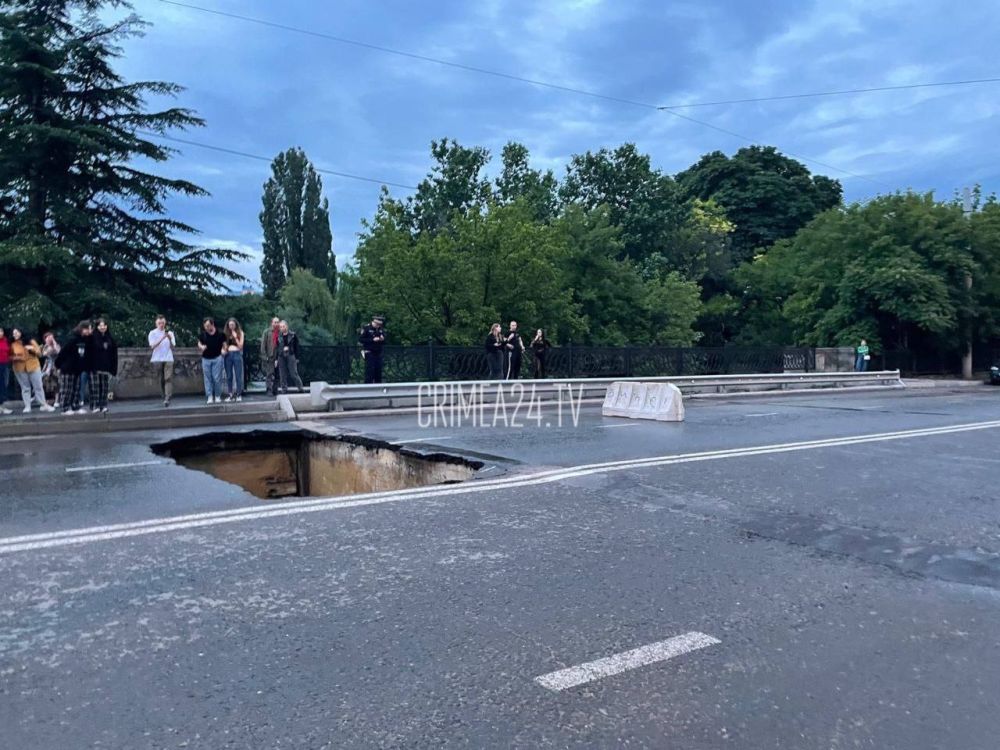 После инцидента мост на улице Толстого в Симферополе полностью обследуют специалисты