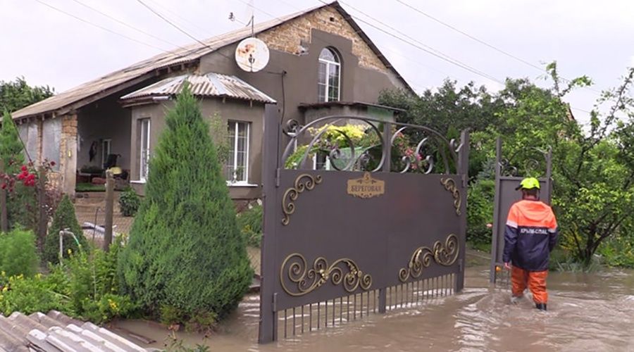 Власти выплатят по 10 тыс руб каждому пострадавшему от потопа в Крыму