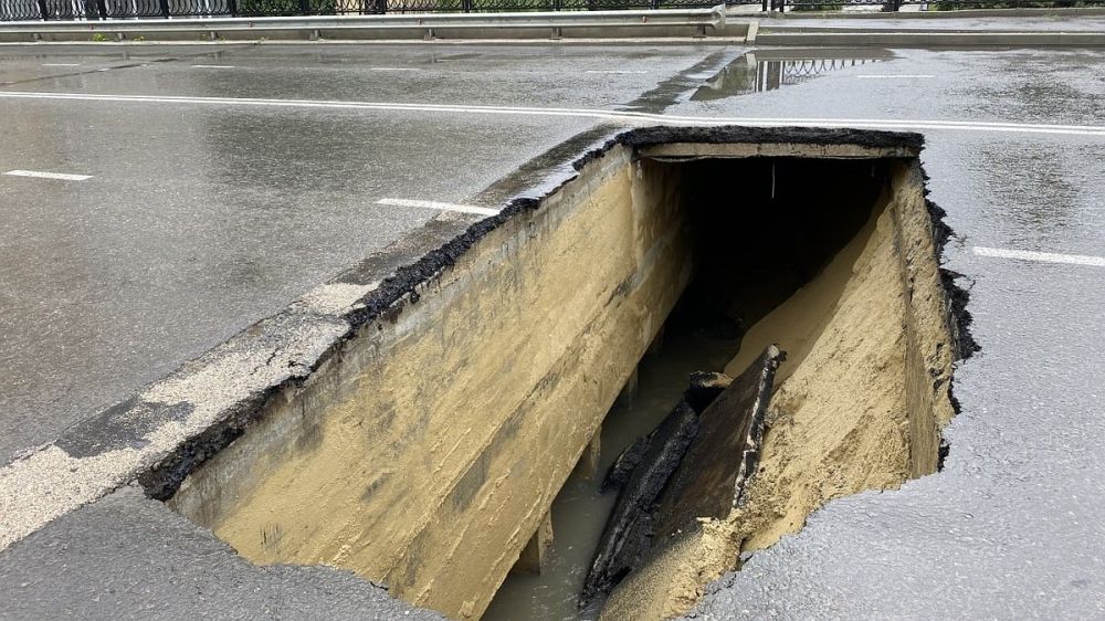 Рухнувший в результате ливней мост в Симферополе восстановят до конца июня