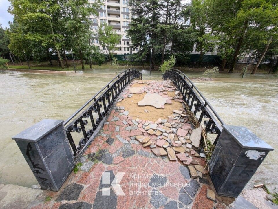 В Симферополе из-за непогоды повреждены 4 моста